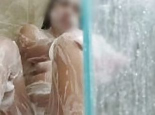 espiando a chica mientras se ducha, se masturba