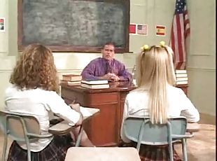 öğretmen, babe, oral-seks, üç-kişilik-grup, sarışın, çalışma-masası, sınıf, küçük-memeler