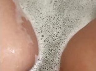 Fat pussy milf rubs her pussy in the tub