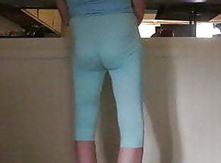 Crossdressing slut in skin-tight woman&#039;s leggings.
