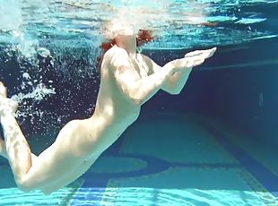 Nicole Pearl In Milf Babe Shaking Ass Underwater