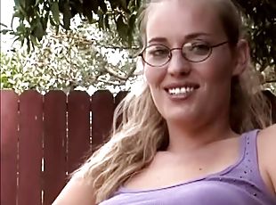 An amateur girl with glasses gives up the pussy outdoors
