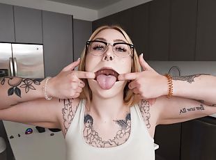 glasögon, kvinnligt-sprut, avsugning, cumshot, hardcore, par, knubbig, pov, ansiktssprut, tatuering