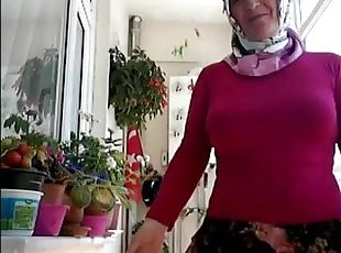 Turkish granny in amateur video