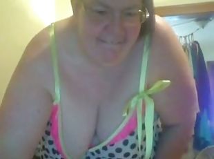 Chubby amateur bitch shows her boobs and butt for the webcam