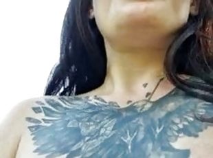 masturbación, al-aire-libre, meando, tatuaje