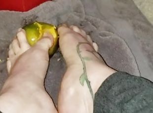 Long toenails mango scratching