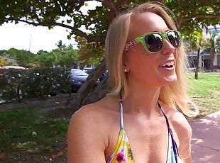 Fascinating Blonde In Bikini Gets A Facial Cumshot In The Car