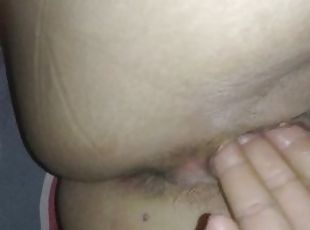 Mi amigo de la red social me introduce  la mano en mi vagina enorme