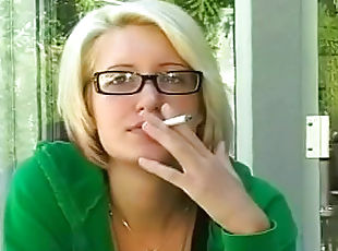 okuliare, zlatíčka, blondýna, fajčenie-smoking, oblečený-sex
