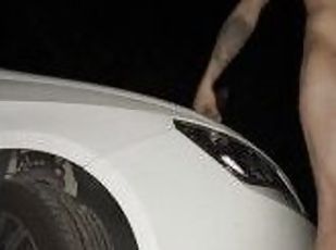 AtreyuPup cruising en el coche por la noche con el dildo