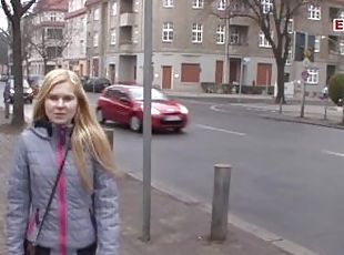 Dnne deutsche Frau mit kleinen Titten auf der Strae zum Casting abgeschleppt