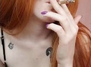 amatérske, červenovláska, fetišistické, sólo, fajčenie-smoking