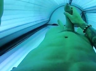 I get horny while I get tanned and I masturbate until I cum on my abs.