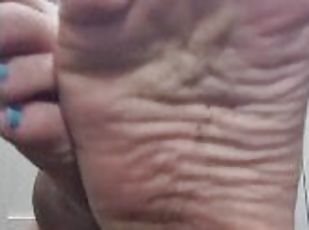 Extreem delicious dirty feet and wrinkled soles.???? Is it start to get hard right now?????