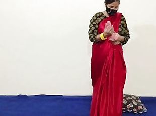 Hot Indian Aunty Fucking Pussy By Huge Dildo in Beautiful Saree