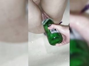 banyo-yapma, şişe, kadının-cinsel-organına-dokunma, rus, fışkıran-su, amatör, ev-yapımı, sürtük, fetiş, gerçeklik